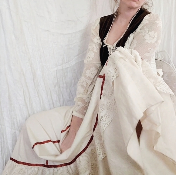 Vintage Gunne Sax Dress, 1970s authentic velvet & lace renaissance style - Picture 9 of 12